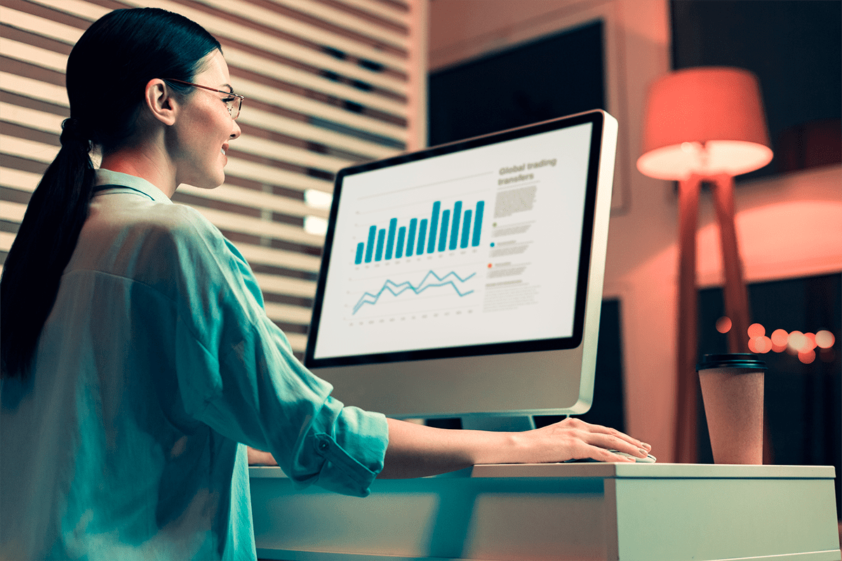 девушка решает числовые тесты